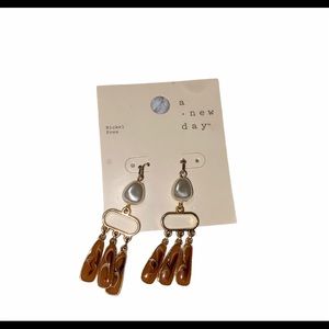 METAL AND PEARL DANGLE EARRINGS